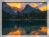 Chmury, Domy, Góry, Lake OHara, Niebo, Drzewa, Park Narodowy Yoho, Las, Zachód Słońca, Alberta, Jezioro, Kanada, Odbicie, Canadian Rocky Mountains